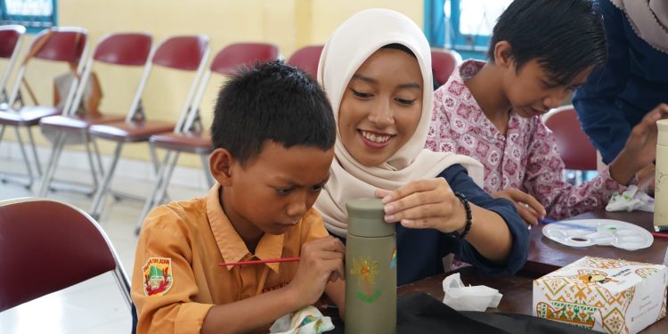 Ukir Cita Bersama Siswa SLB Palembang Lewat Seni
