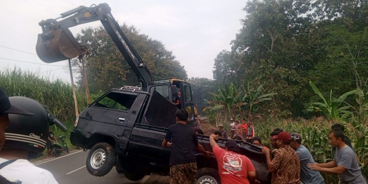 Mobil Pick Up Terjungkal Di Lahan Tebu Di Tapal Batas Dokosari-Rejosari