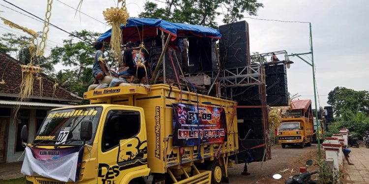 Persiapan Panitia Dan Sound Horeg Pendamping Peserta Karnaval Kreatif HUT Ke 72 Desa Ringinsari