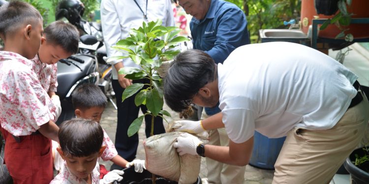 Bukit Asam (PTBA) Ajak Siswa SD Peduli Lingkungan Lewat Green School