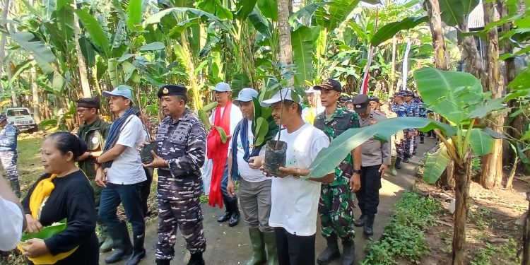 Senior Manager PT PLN Tanam Pohon Mangrove Bersama Berbagai Elemen Di Umbulrejo
