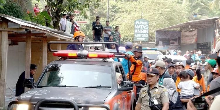 EVAKUASI JENAZAH MAHASISWI PENDAKI PUNCAK NATAS MAKAN WAKTU HINGGA 22JAM