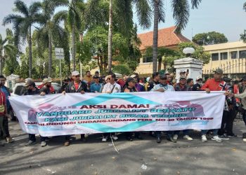 Para Jurnalis “NGELURUK” Di Kantor Bupati Sidoarjo Akibat Pengusiran dan Tindakan Fisik