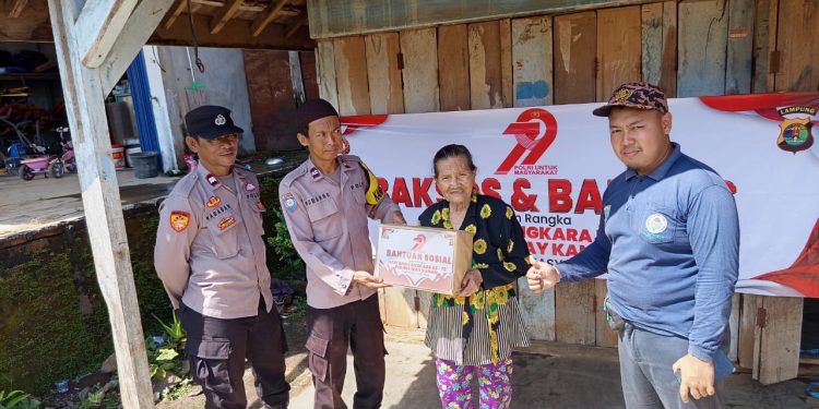 Hari Bhayangkara Ke 79, Polsek Rebang Tangkas Salurkan Bantuan Sosial Kepada Warga