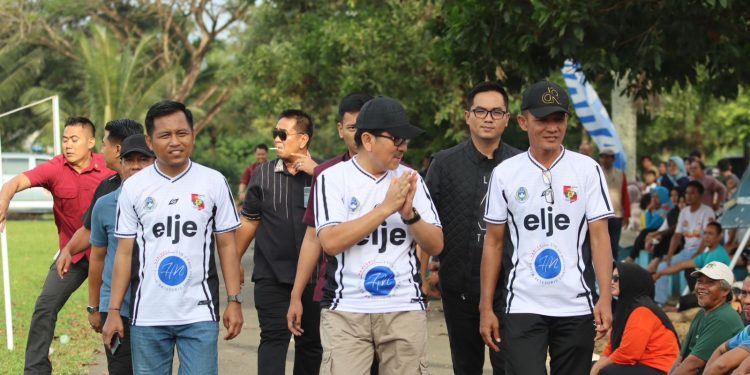 Bupati dan Wakil Bupati Lampung Utara Hadiri Final Turnamen Sepak Bola HUT ke-79 dan Tutup Secara Resmi Rangkaian Pertandingan di Lapangan Kimal