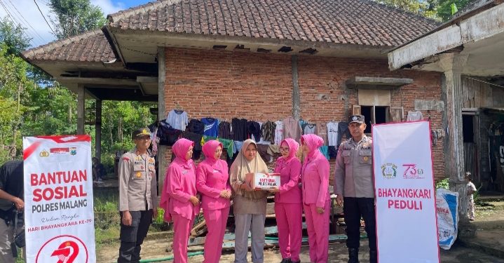 Kapolres Malang Beri Bantuan Sosial Di Daerah Hukum Polsek Gedangan
