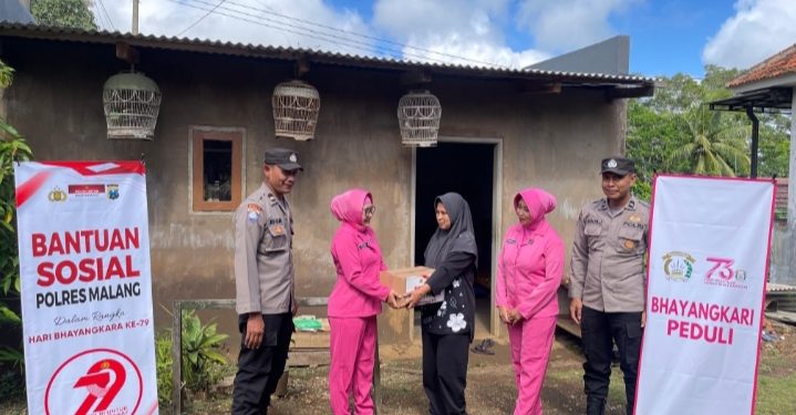 AKP Slamet Subagyo,S.Sos Bersama Jajaran Polsek Gedangan Adakan Bakti Sosial Sambut HUT Bhayangkara Ke-79 Tahun 2025