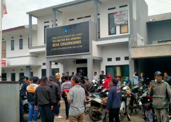 Setelah Resmi Dilaporkan, Kantor Desa Cihaurkuning Digeruduk Warga