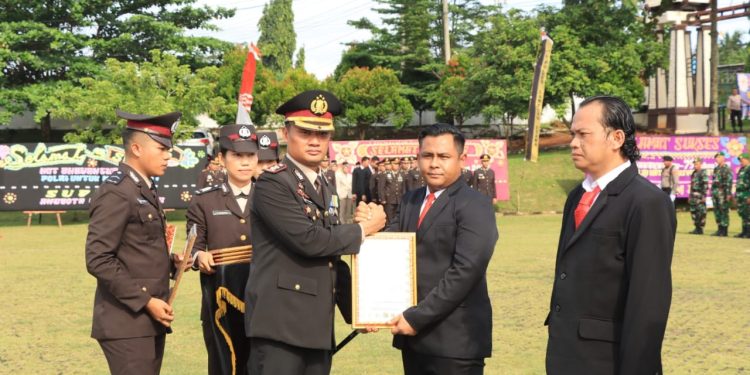 Hari Bhayangkara Ke-79, Sebanyak 72 Personel dan 2 Masyarakat Terima Penghargaan Dari Kapolres Lampung Utara