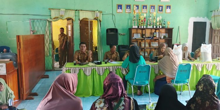 Desa Tanjung Seriyan Salurkan 432 Karung Beras untuk Warga Kurang Mampu