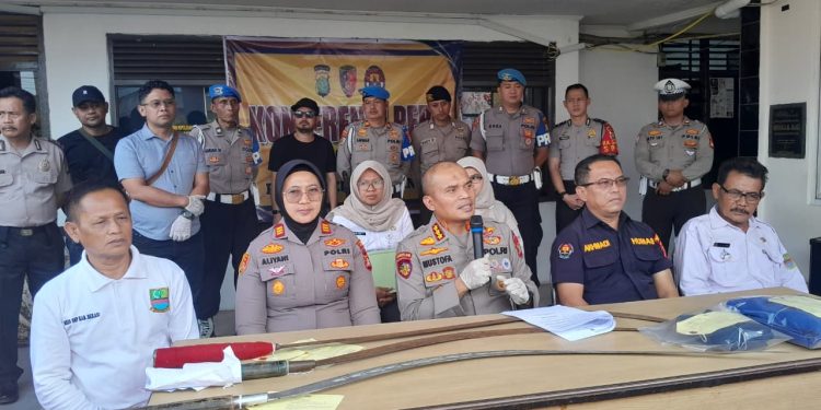 Kepolisian Resor Metro Bekasi mengungkap kasus tawuran remaja yang menimbulkan keresahan dan kekhawatiran luas di masyarakat