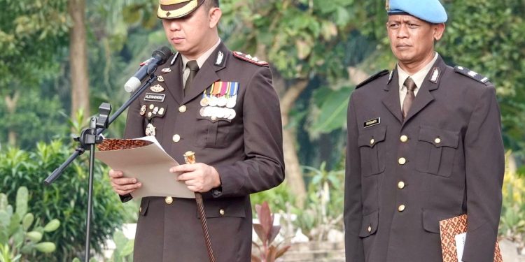 Turut Berduka, Kapolres Lampung Tengah Pimpin Upacara Pemakaman Almarhum Bripka Mustofa