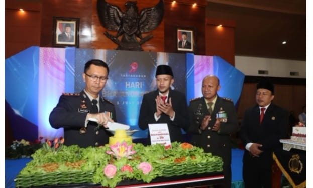 Kapolres Trenggalek Potong Tumpeng Wujud Syukur Peringati Hari Bhayangkara ke-79