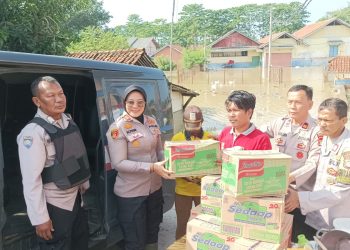Kapolsek Kedungwaringin Memberi Bantuan Sembako Korban Banjir Di Dua Desa Bojongsari Dan Labansari