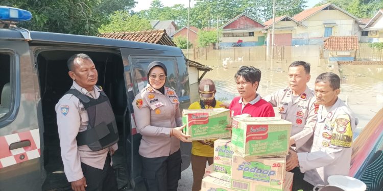Kapolsek Kedungwaringin Memberi Bantuan Sembako Korban Banjir Di Dua Desa Bojongsari Dan Labansari