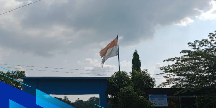 Salah satu Desa di Kecamatan Maja Kibarkan Bendera Robek, Camat Maja diduga Abai dalam Pembinaan