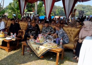 Desa Hegarmukti Menggelar Hajat Bumi Tradisi Kepala Kerbau Di Kubur Di Situ Rawabinong