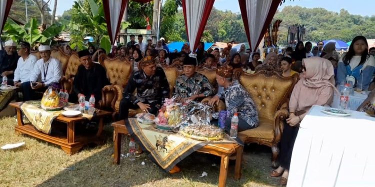 Desa Hegarmukti Menggelar Hajat Bumi Tradisi Kepala Kerbau Di Kubur Di Situ Rawabinong