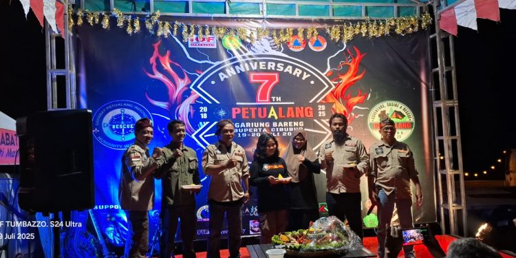 Rayakan HUT ke-7, Komunitas Petualang Salurkan Bantuan untuk Ponpes Daru Zamzam di Cianjur Selatan