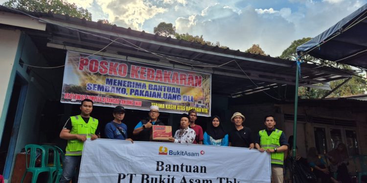 PT Bukit Asam Tbk Salurkan Bantuan untuk Korban Kebakaran Komplek Brangau, Tanjung Enim