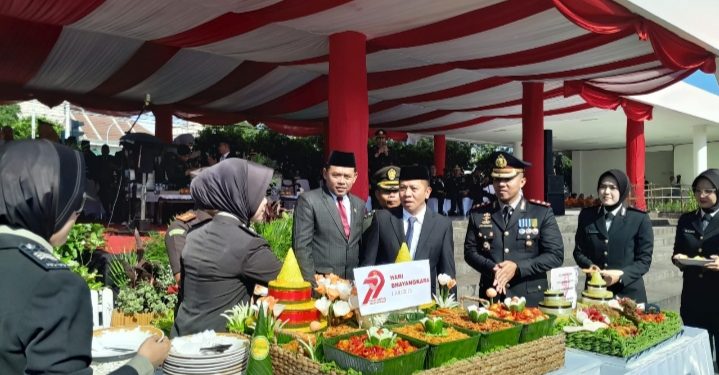 Kapolres Karawang Menggelar Upacara HUT Bhayangkara Ke 79 Di Lapangan Karangpawitan