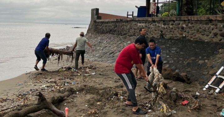 Meski Diguyur Hujan, Gerakan Jum’at Bersih Tetap Terlaksana Dengan Lancar