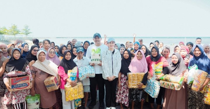 Bupati Bantaeng Uji Nurdin Beri Bantuan Sembako ke Ratusan Petani Rumput Laut di Mattoanging