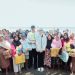 Bupati Bantaeng Uji Nurdin Beri Bantuan Sembako ke Ratusan Petani Rumput Laut di Mattoanging