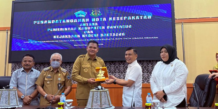 Pemkab Bantaeng Bersama Kejari Bantaeng Tandatangani MoU Tentang Penanganan Masalah Hukum