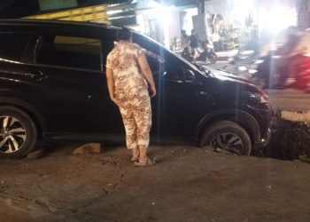Diduga Tidak Ada Rambu Galian Proyek Jalan Nasional, Avanza Nyungsep di Gondanglegi