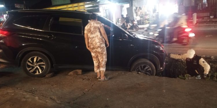 Diduga Tidak Ada Rambu Galian Proyek Jalan Nasional, Avanza Nyungsep di Gondanglegi
