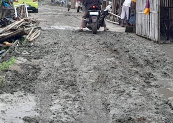 Akibat Bekas Urugan Proyek, Jalan Tanggul Kertijaya KW-7 Licin dan Membahayakan Pengendara