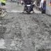 Akibat Bekas Urugan Proyek, Jalan Tanggul Kertijaya KW-7 Licin dan Membahayakan Pengendara