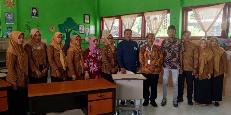 Abdul Ghofur Berikan Bantuan Pokir Mebeler Kepada SDN 3 Rejoyoso