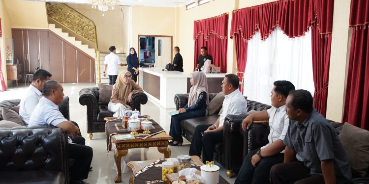 Camat Negeri Agung HEPI Haryanto S.E Mendampingi kepala kampung Bandar dalam Audiensi dengan Bupati Ayu asalasiyah dalam rangka persiapan lomba . persatuan baris berbaris (PBB)