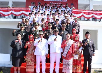 Tegas dan Berwibawa, Iptu Arum Monita Jadi Komandan Upacara HUT RI Lampung Tengah