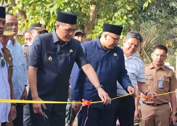 Bupati Muara Enim Meresmikan dan Gunting Pita dijalan Baru Pagar Dewa Sekaligus Pembukaan Tournament Volly