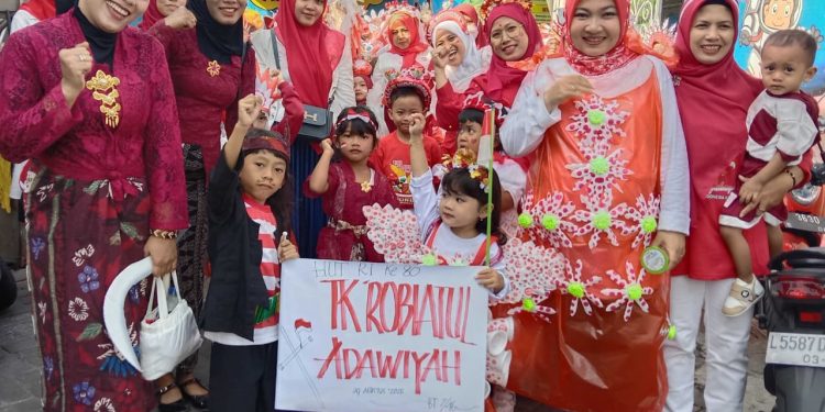 Carnaval TK Robiatul Adawiyah Sambut HUT ke-80 Kemerdekaan RI di Bibis Tandes Surabaya
