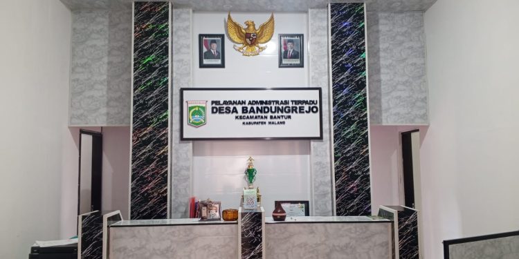 Kantor Desa Bandungrejo Berwajah Baru Dan Bagi bagi Bantuan Beras Pangan Bulog Kepada Warga