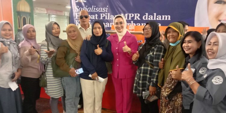 Sosialisasi BPOM Bersama Dra Lucy Kurniasari DPR RI Komisi IX Di Surabaya Pasar Turi Baru