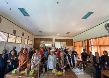 Dukung UMKM Lokal, Mahasiswa KKN Pelita Bangsa Lakukan Pendampingan Digitalisasi di Desa Medalkrisna