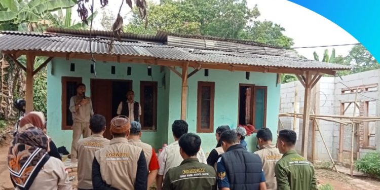 Dibantu oleh BAZNAS Propinsi Banten, Forwatu Banten Sujud Syukur di Kediaman Ramadhan