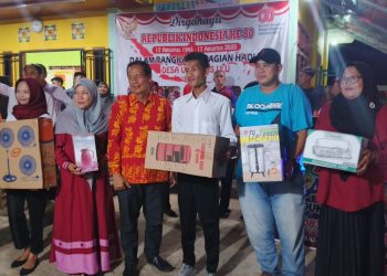 “Semarak Malam Puncak HUT RI ke-80, Warga Ujan Mas Ulu Antusias Terima Hadiah”
