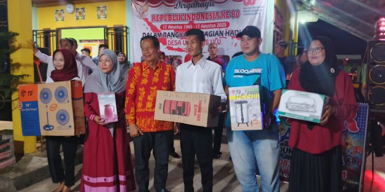 “Semarak Malam Puncak HUT RI ke-80, Warga Ujan Mas Ulu Antusias Terima Hadiah”