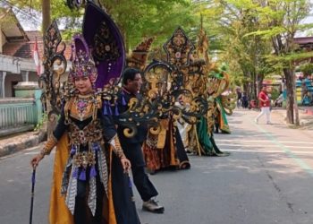 Karnaval Ragam Budaya SMKN 2 Trenggalek Memperingati HUT RI ke-80