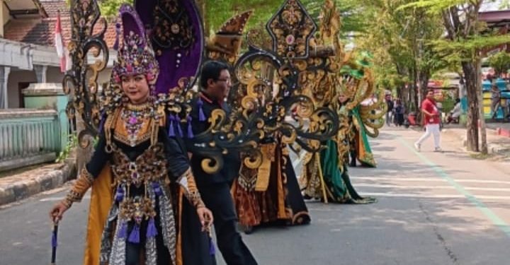 Karnaval Ragam Budaya SMKN 2 Trenggalek Memperingati HUT RI ke-80