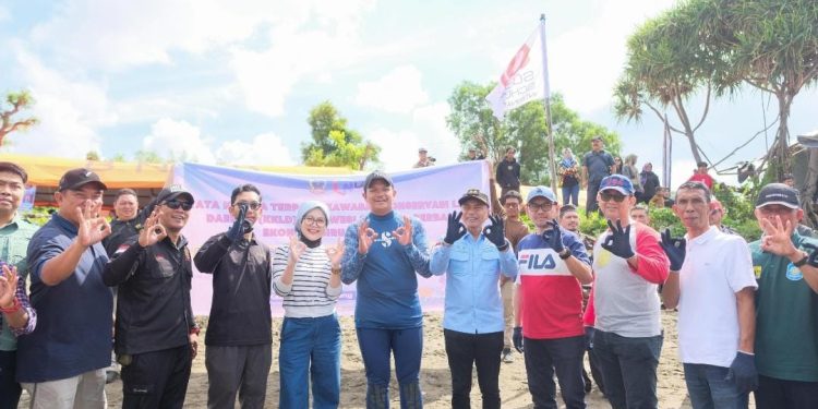 Peduli Akan Kelestarian Habitat Laut, Bupati Bantaeng Turut Serta Turunkan Spider Terumbu Karang