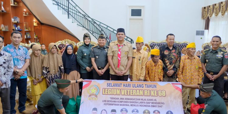 PERINGATI HUT KE-80 VETERAN RI, BUPATI BANTAENG SERAHKAN BANTUAN TALI ASIH