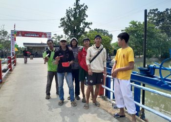 MENYAMBUT HUT RI KE-80, WARGA KERTIJAYA KW-7 CAT JEMBATAN & PASANG GAPURA