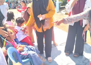 “Tanpa Ragu Berpanas-panasan, Ibu Rohani Turun Langsung Dukung Anak-anak di Lomba 17 Agustus”